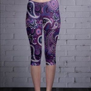 NWT Purple Paisley Capri Leggings 1X/18W